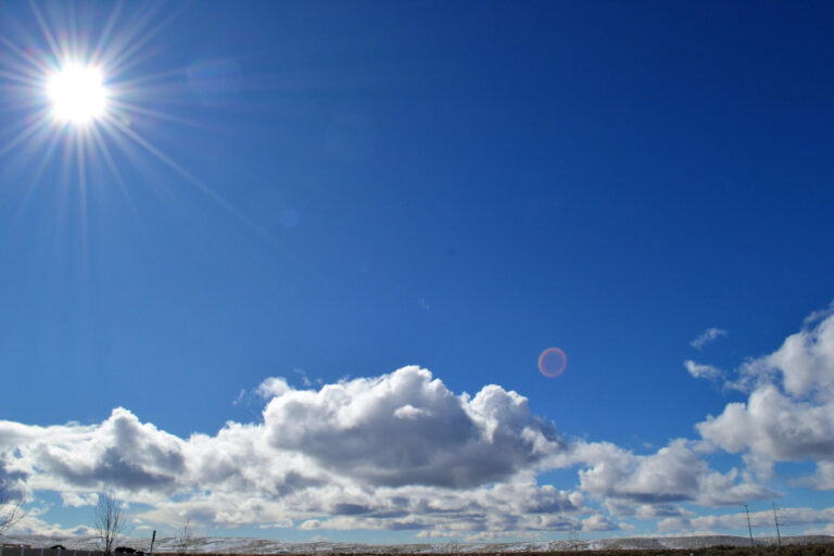 Blauwe lucht, zonnig