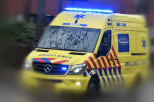 Ambulance met zwaailichten